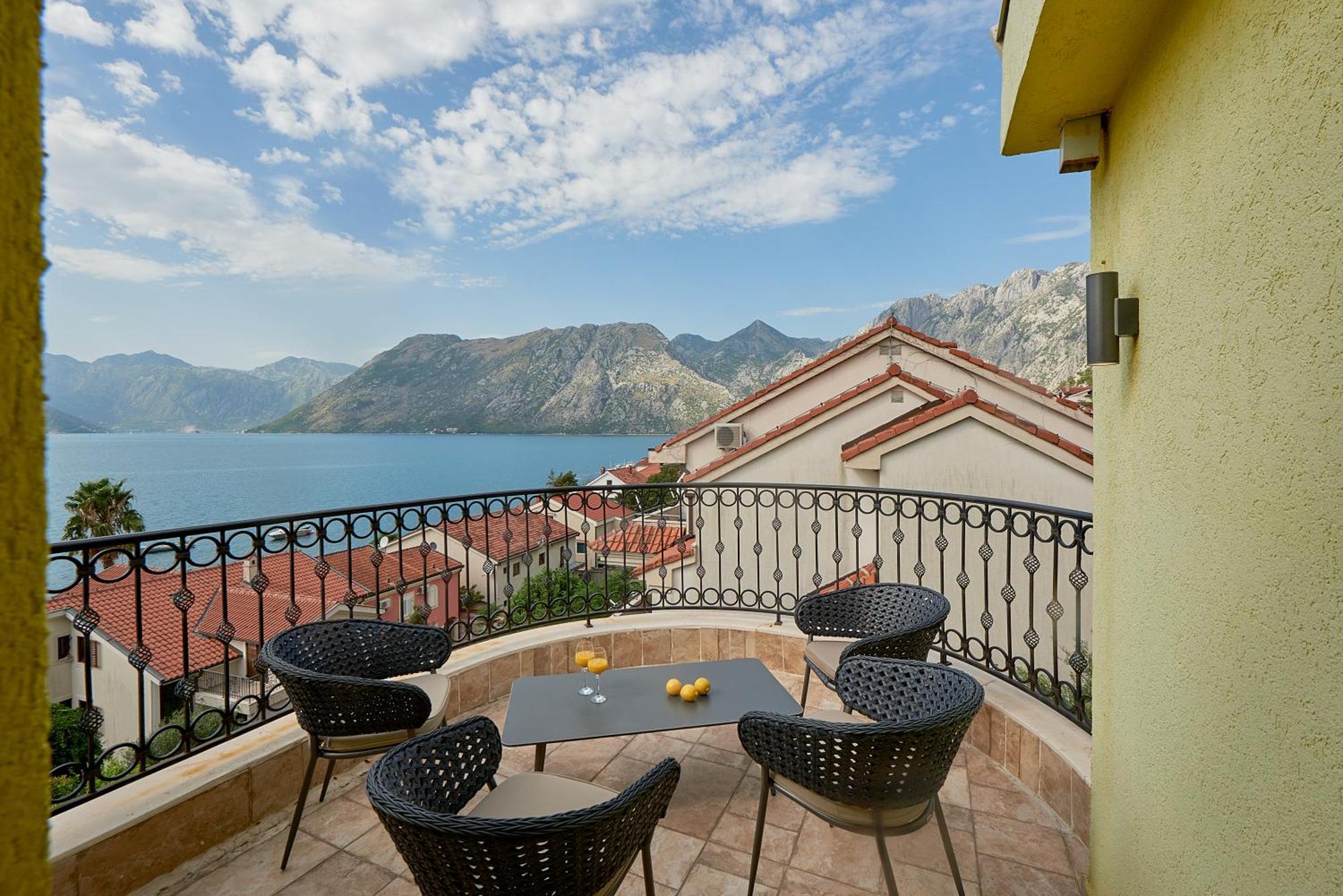 2Montenegro Mimoza Apartments Dobrota Bagian luar foto