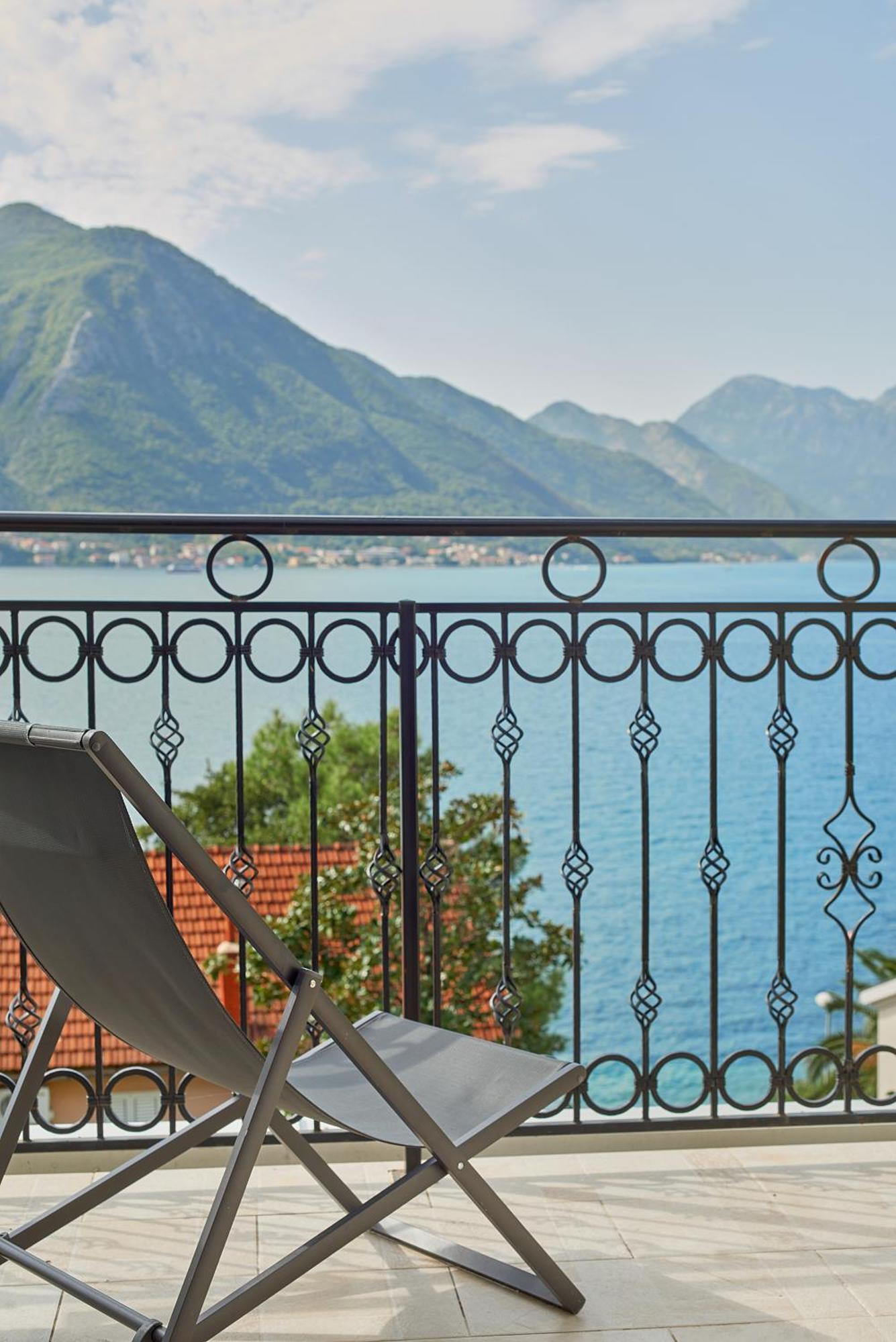 2Montenegro Mimoza Apartments Dobrota Bagian luar foto