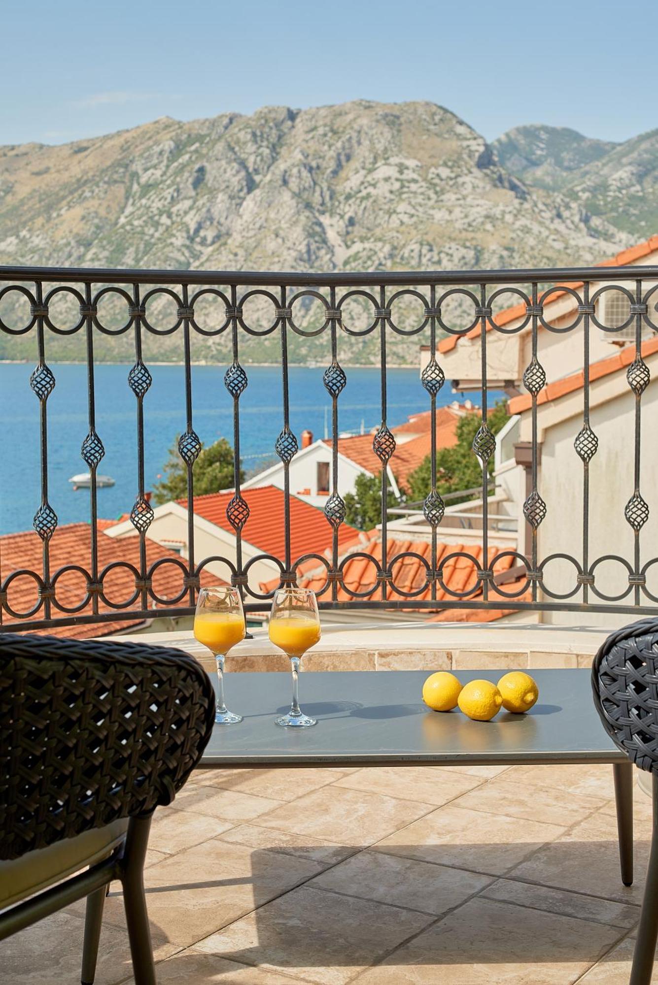 2Montenegro Mimoza Apartments Dobrota Bagian luar foto